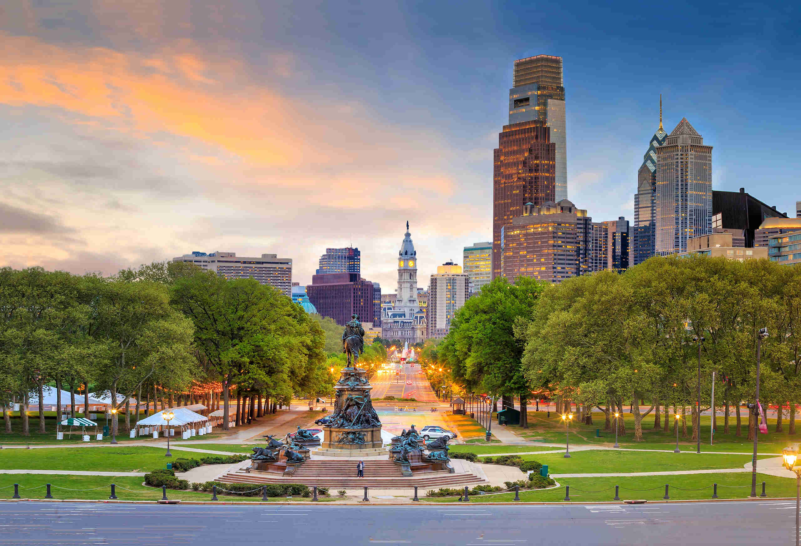 Scenic view of the Philadelphia skyline and Benjamin Franklin Parkway at sunset.